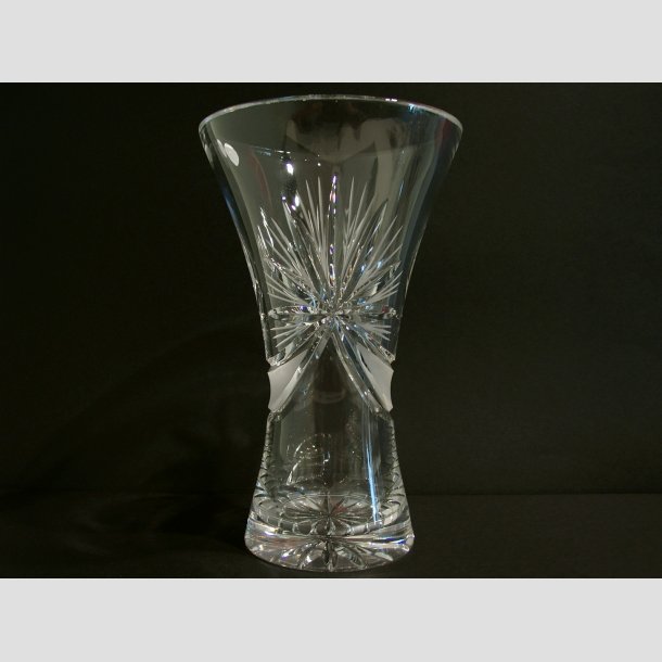 Bevidstløs besøgende på Krystal Vase - Klar/Light Cut - 25cm - Krystal Glas - Ibsen Design