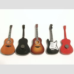 Mini Guitar med Magnet bagp - 10cm