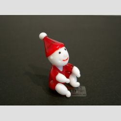 Nisse Barn I Glas - Siddende - Rd Dragt/Hue - 4cm