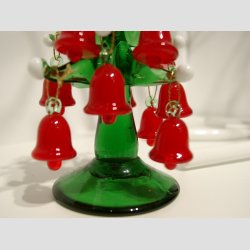 Glas Juletr - Med Hvid Sne &amp; Rde Klokker - 10cm