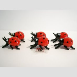 Glasfigurer - Mini Glas Mariehne - Rd/Sort - 3cm