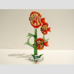 Glas Fisk - 3 Farverige Glas Fisk p Grn Glas Sgrs - Rde/Striber - H 14cm