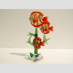 Glas Fisk - 3 Farverige Glas Fisk p Grn Glas Sgrs - Rde/Striber - H 14cm