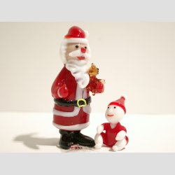 Nisse Barn I Glas - Siddende - Rd Dragt/Hue - 4cm