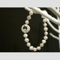 Armbnd - Hvide Ferskevands Perler - Yin-Yang Porceln Perle