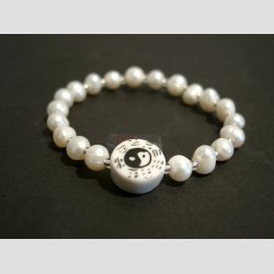 Armbnd - Hvide Ferskevands Perler - Yin-Yang Porceln Perle