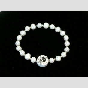 Armbnd - Hvide Ferskevands Perler - Yin-Yang Porceln Perle