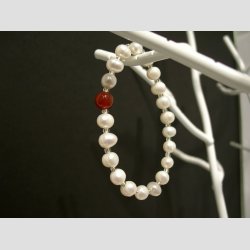 Armb�nd - Hvide Ferskevands Perler - R�d Koral Perle
