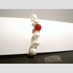 Armb�nd - Hvide Ferskevands Perler - R�d Koral Perle