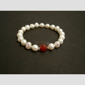 Armbnd - Hvide Ferskevands Perler - Rd Koral Perle