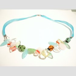 Halskde - Silkebnd Med Hndlavet Glas Mariehne Perler - 28cm