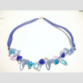 Halskde - Silkebnd Med Glas Delfiner Perler - 28cm