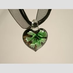 Glas Smykke Vedhng - Blomst i Hjerte - Sort/Guld - 3cm