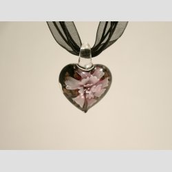 Glas Smykke Vedhng - Blomst i Hjerte - Sort/Guld - 3cm