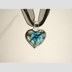 Glas Smykke Vedhng - Blomst i Hjerte - Sort/Guld - 3cm