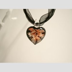 Glas Smykke Vedhng - Blomst i Hjerte - Sort/Guld - 3cm