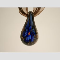 Halskde - Glas Blomst i Drbe - Sort/Guld - 26cm