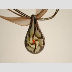 Glas Smykke Vedhng - Blomst i Drbe - Sort/Guld - 3,5cm