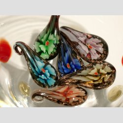 Glas Smykke Vedhng - Blomst i Drbe - Sort/Guld - 3,5cm