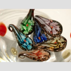 Glas Smykke Vedhng - Blomst i Drbe - Sort/Guld - 3,5cm