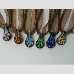 Halskde - Glas Blomst i Drbe - Sort/Guld - 26cm