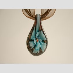 Glas Smykke Vedhng - Blomst i Drbe - Sort/Guld - 3,5cm