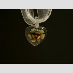 Glas Smykke Vedhng - Blomst i Hjerte - Klar Glas - 3cm