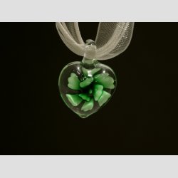 Glas Smykke Vedhng - Blomst i Hjerte - Klar Glas - 3cm