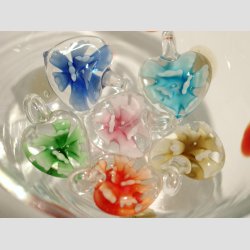 Glas Smykke Vedhng - Blomst i Hjerte - Klar Glas - 3cm