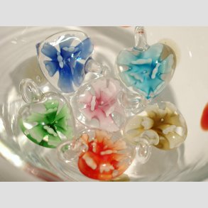 Glas Smykke Vedhng - Blomst i Hjerte - Klar Glas - 3cm