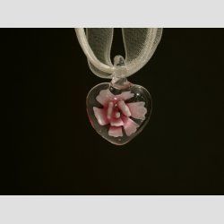 Glas Smykke Vedhng - Blomst i Hjerte - Klar Glas - 3cm