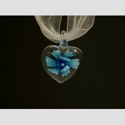 Glas Smykke Vedhng - Blomst i Hjerte - Klar Glas - 3cm