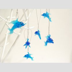 Hngende Glasfigurer - Glas Delfiner - Lysebl - 4cm