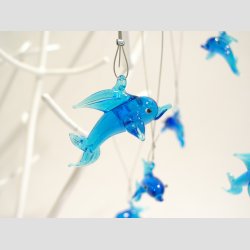 Hngende Glasfigurer - Glas Delfiner - Lysebl - 4cm