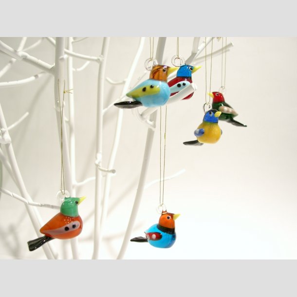 - Farverige Glas Fugle - 6 Farver - 4cm - Hængende Fugle - Glas Sommerfugle og Glaskunst Figurer - Ibsen Design