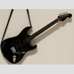 Miniaturer Black Elektrisk Guitar - Med Stand &amp; Rem - 25cm