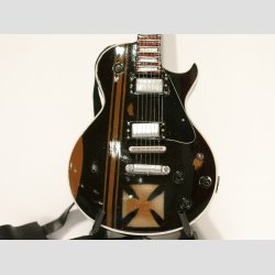 Miniaturer Iron Cros El Guitarer - Med Stand &amp; Rem - 25cm