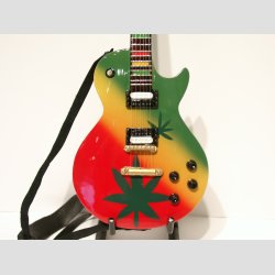 Miniaturer Elektrisk Mariyuana Guitar - Med Stand &amp; Rem - 25cm