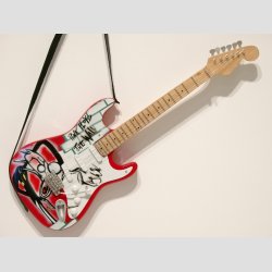 Miniaturer Elektrisk The Wall Guitar - Med Stand &amp; Rem - 25cm