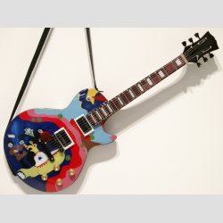 Miniaturer Elektrisk Submarine Guitar - Med Stand &amp; Rem - 25cm
