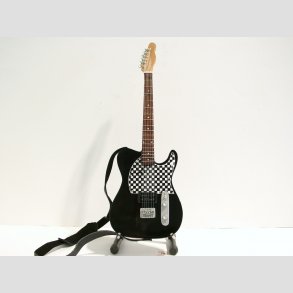 Miniaturer Elektrisk Sort Tern Guitar - Med Stand & Rem - 25cm