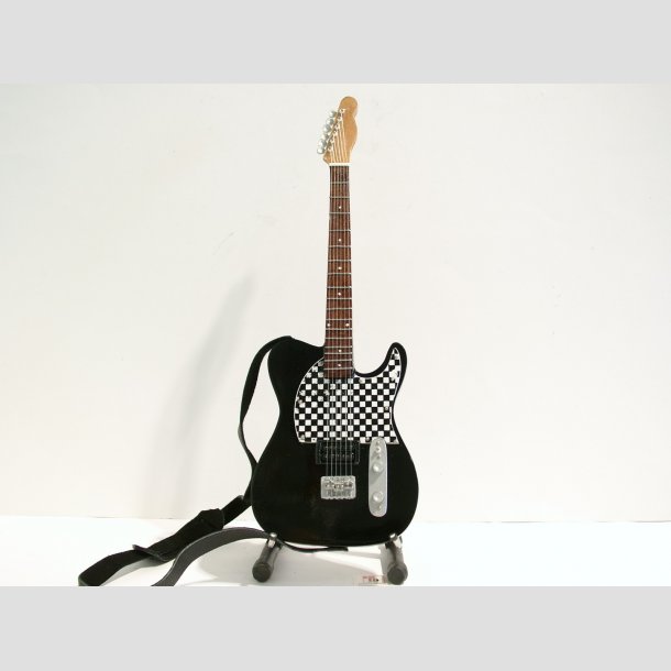Miniaturer Elektrisk Sort Tern Guitar - Med Stand &amp; Rem - 25cm