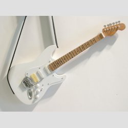 Miniature Elektrisk White Strats Guitar - Med Stand &amp; Rem - 25cm