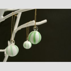 Hngende Glas Mini Rund Kugle - Hvid/Grn Striber - 1,4cm