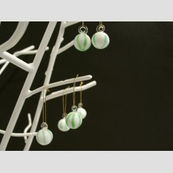 Hngende Glas Mini Rund Kugle - Hvid/Grn Striber - 1,4cm