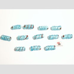 Hndlavet Glas Perle - Snoet Med Rd Strib Og Slv - Lysebl - 2,5cm