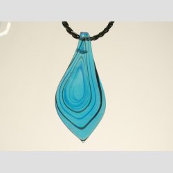 Glas Smykke Vedhng - Lysebl Med Sort Strib Og Guld - 3x7cm