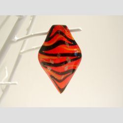 Glas Smykke Vedh�ng - R�d Med Sort/Gul Strib Og Guld - 4x7cm