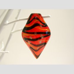 Glas Smykke Vedh�ng - R�d Med Sort/Gul Strib Og Guld - 4x7cm