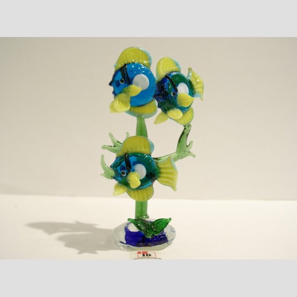 Glas Fisk - 3 Farverige Glas Fisk p Grn Glas Sgrs - Gule/Bl - H 12,5cm